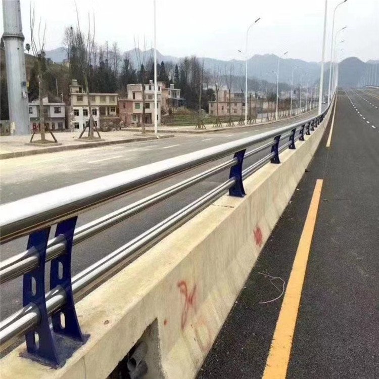 不銹鋼橋梁防撞護(hù)欄的美觀(guān)和性能高